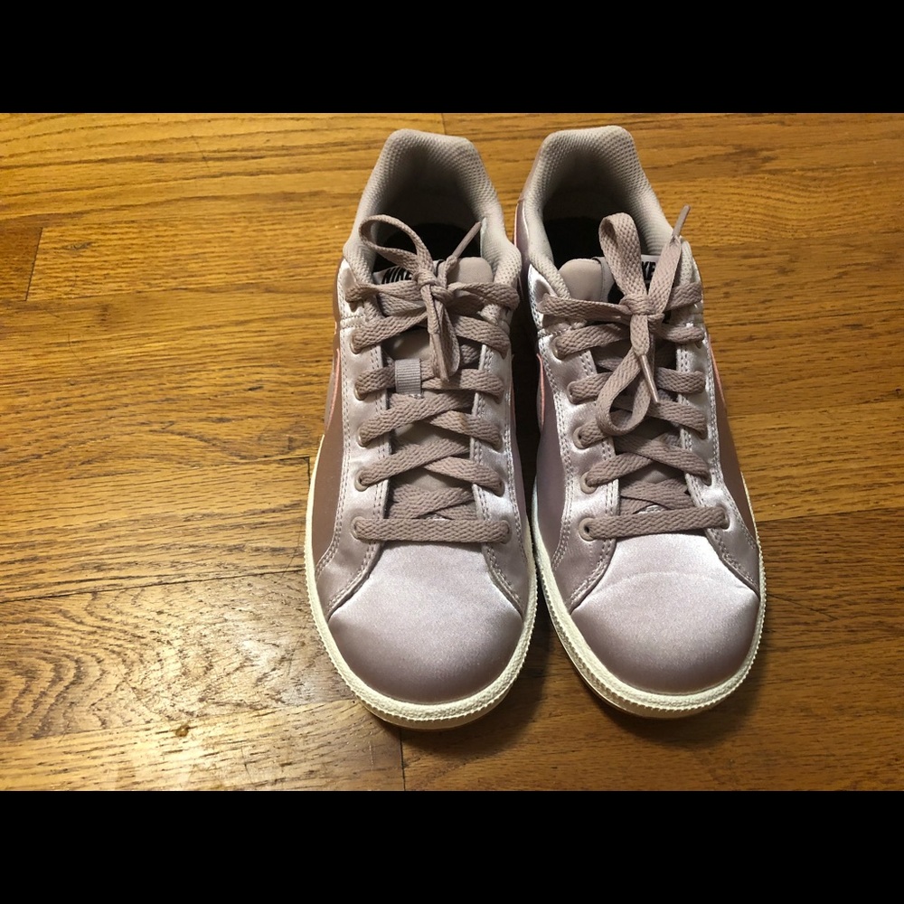 Nike sneakers, size 7.5 - Picture 2 of 5
